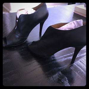 Black Leather Nine West heels size 8.5 M